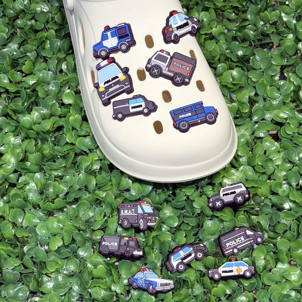 13 Piezas Dibujos Animados Vehículos Coche de Policía PVC Amuletos para Zapatos Para Pulseras DIY Sandalias Accesorios para Zapatos Zapatos de Jardín Decoración con Botones