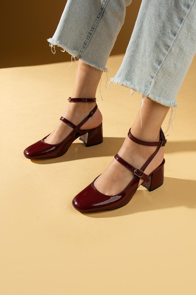 Damenschuhe mit doppelter Schnalle und Absatz 64-0405-24 aus Lackleder