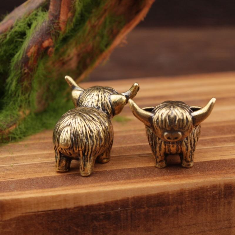 Mini Retro Brass Wall Highland Cattle Sculpture Hand Toy Gift Keychain Ornament Home Office Desk Decorative Ornament
