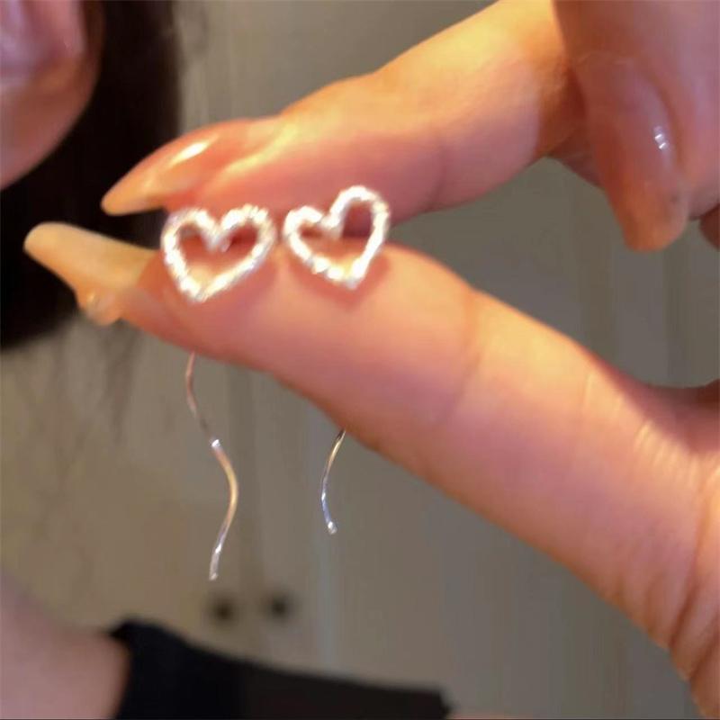 

Длинный зажим для ушей Love с бахромой