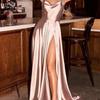 Elegantes Satin-Abendkleid mit Spaghetti-Trägern, eckigem Ausschnitt und hohem Schlitz