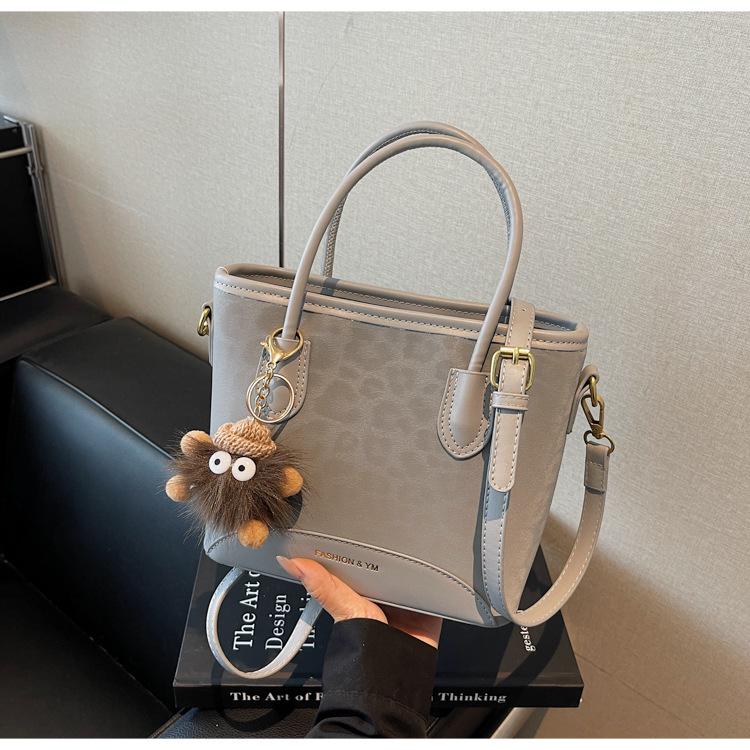 

Large capacity simple and versatile bucket bag crossbody bag female Korean niche trend fashion simple hand-held shoulder bag серебряный