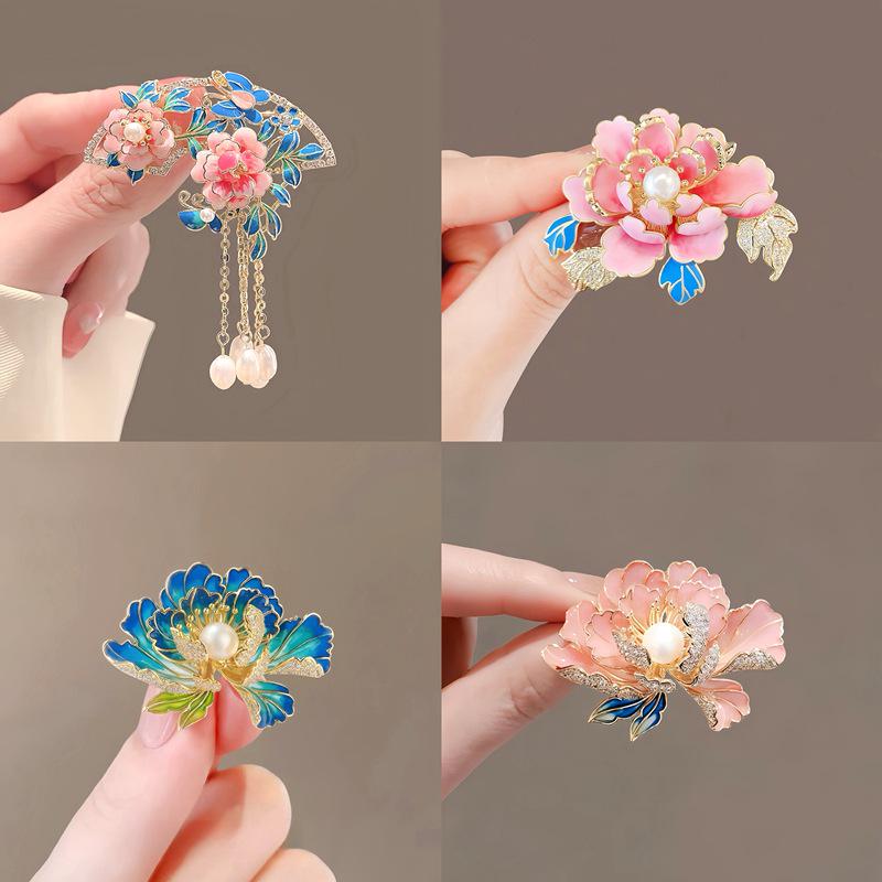 Vintage Peony Pearl Fan Brooch: Elegant Retro Flower Pin for Women’s Suits