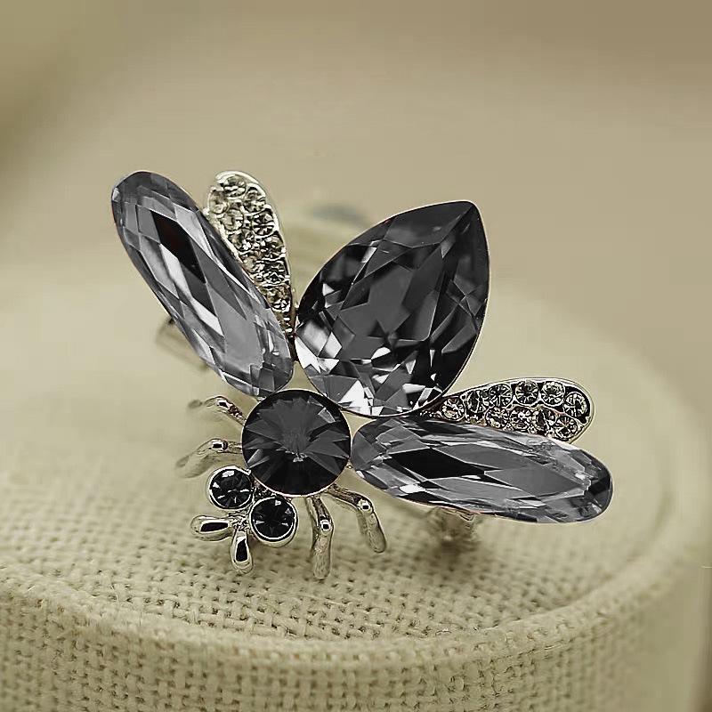 New Rhinestone Bee Brooch: Fashionable Insect Pin for Women's Overcoats and Suits