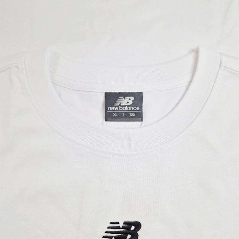 New Balance Camiseta extragrande con el logotipo de Essential Center Nb