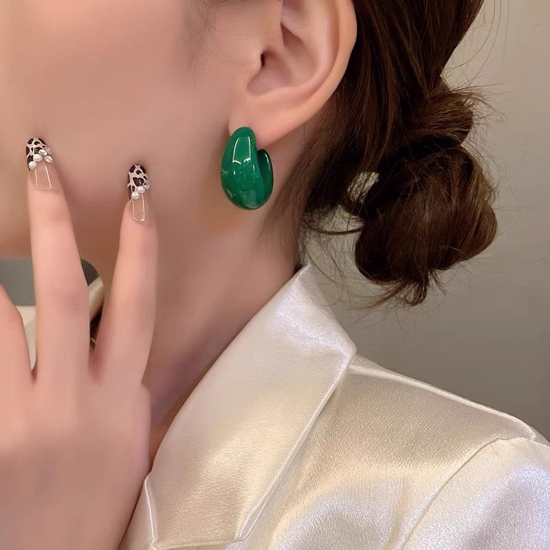 Deep grandmother green retro elegant U-shaped resin earrings women, niche design feeling water drop stud earrings pendant earrings