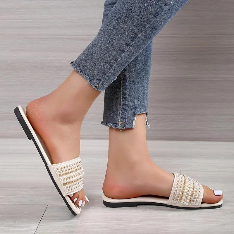 Modne damskie płaskie kapcie 2025 lato nowe modne plażowe antypoślizgowe sandały na zewnątrz perłowe luksusowej marki designerskie buty Zapatos De Mujer