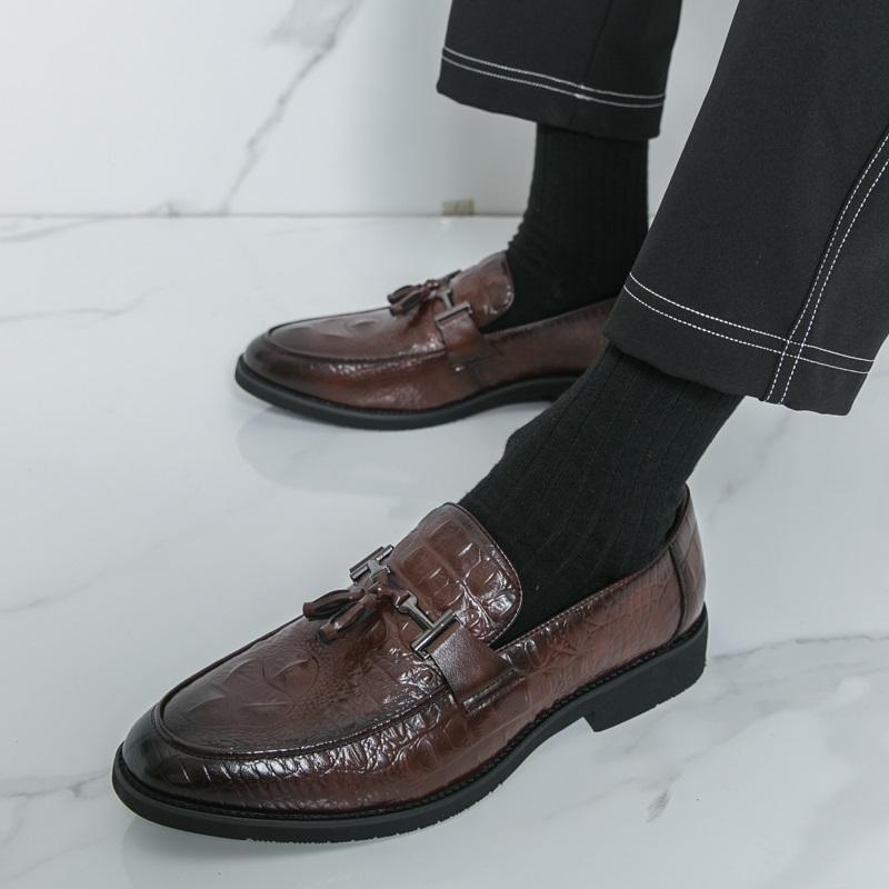 New Luxury Designer Pointed Crocodile Pattern Shoes Men Casual Tassels Loafers Formal Dress Footwear Sapatos Tenis Masculino
