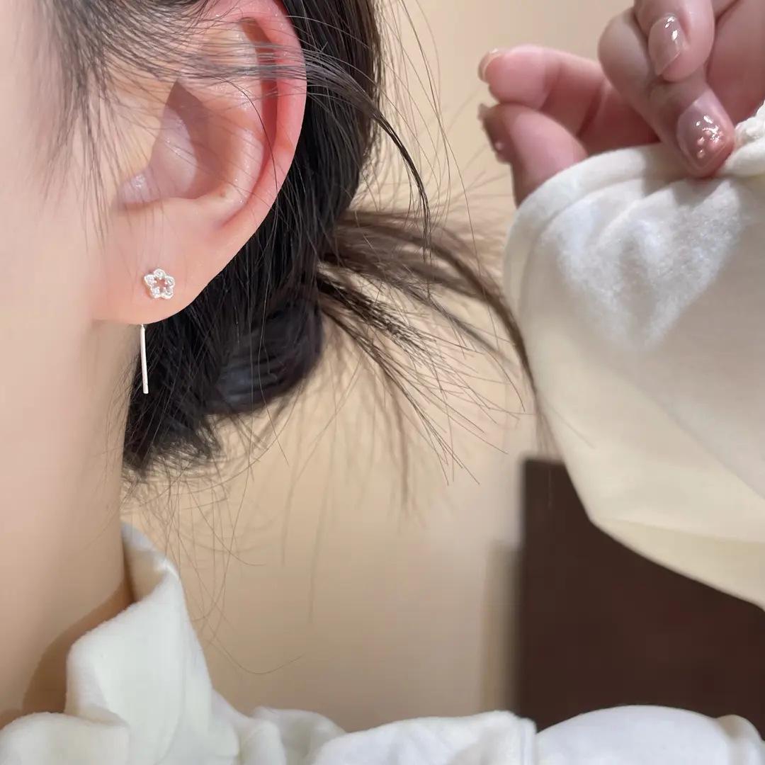 

Elegant Silver Flower Ear Cuffs with High-End Design Electroplated мідний