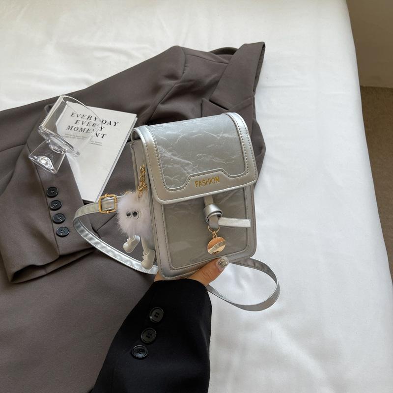 

Проста жіноча маленька квадратна сумка в іноземному стилі літо 2024 новий тренд модна сумка через плече модна жіноча сумка для мобільного телефону срібний