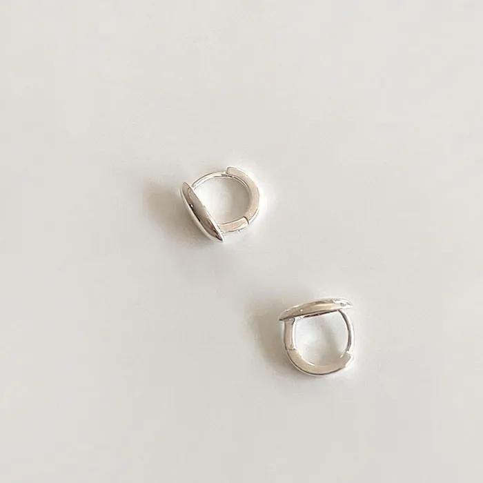 Mini Leaf Earrings worn by Jang Hee-ryung and Kim Ji-eun