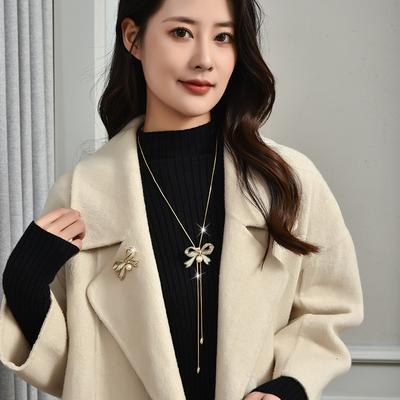 Ein leichtes, luxuriöses und elegantes zweiteiliges Kleidungsaccessoire. Modische und vielseitige Schleife, lange Perlenquasten-Halskette für Damen