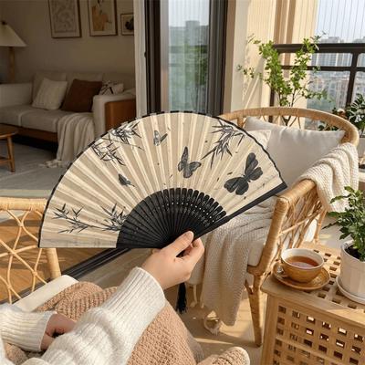 Éventail Pliant à la Main Style Chinois Manche en Bois Ventilateur de Danse Classique Ventilateur en Bambou Portable Décoration de Maison
