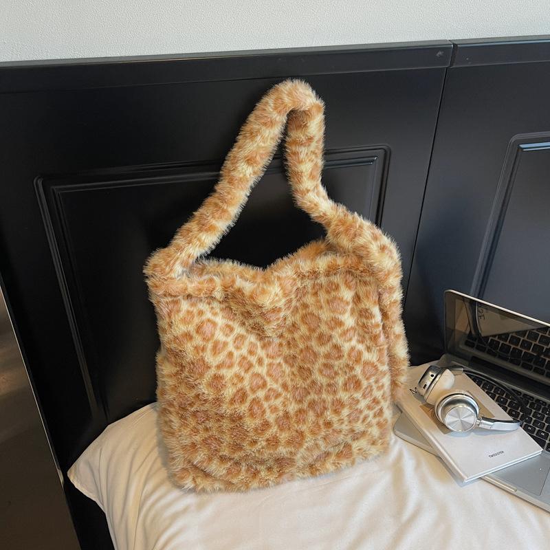 

Вместительная пушистая сумка женская 2025 осень новая повседневная мягкая пушистая сумка через плечо портативная сумка-тоут