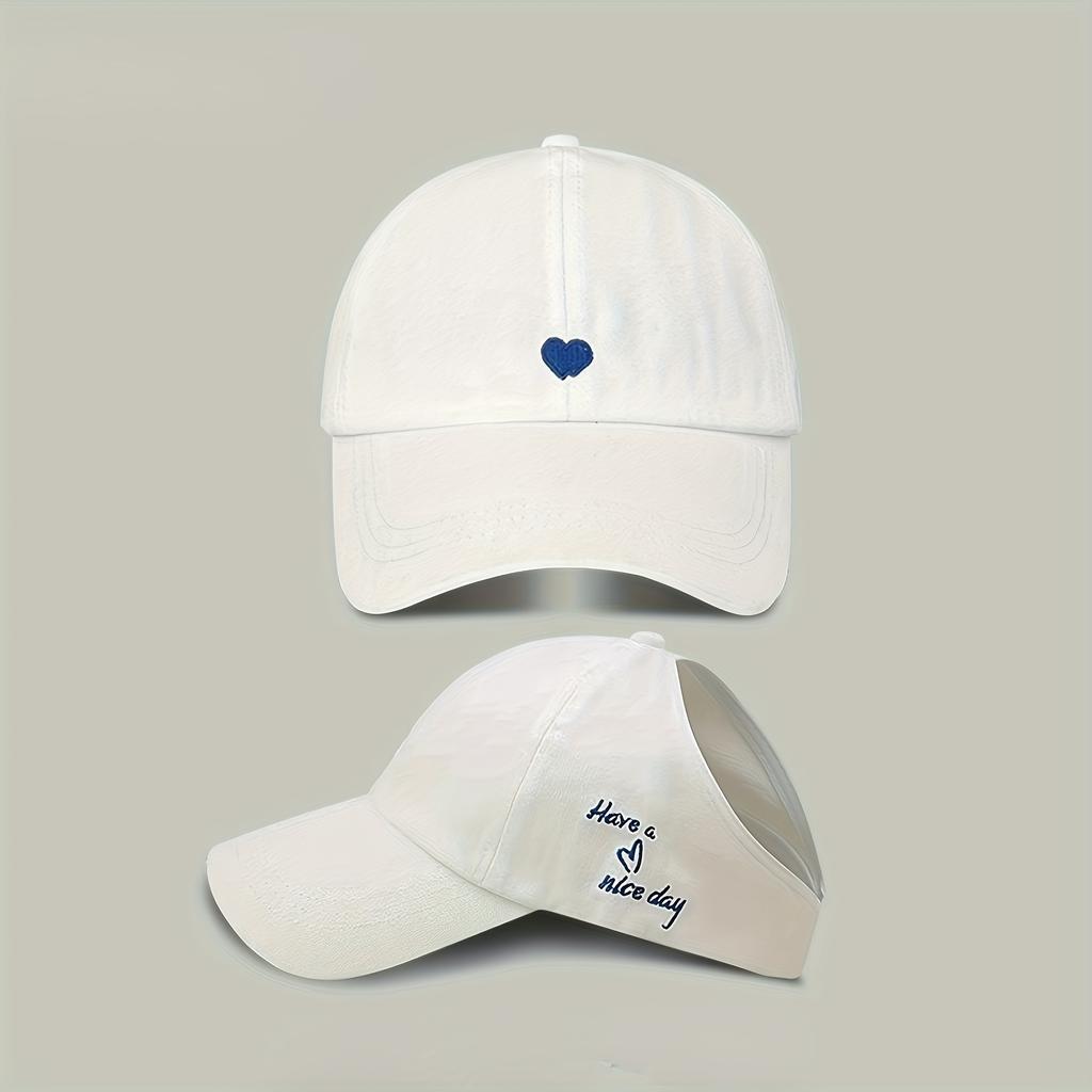 Casquette de baseball pour femme avec trou pour queue de cheval, chapeau de soleil d'été brodé en forme de cœur, respirant et confortable pour un usage quotidien
