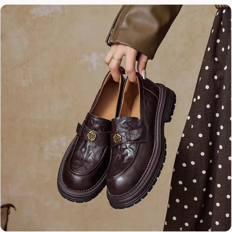 Spot second hair! Retro pleated British style camellia buckle with thick heel platform small leather shoes loafers single shoes women