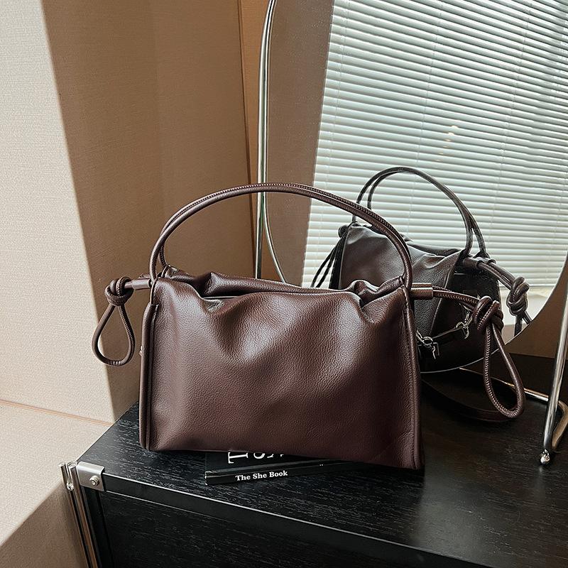 Nischdesign plisserad axelväska dam ny mångsidig litterär axelväska stor kapacitet messenger bag