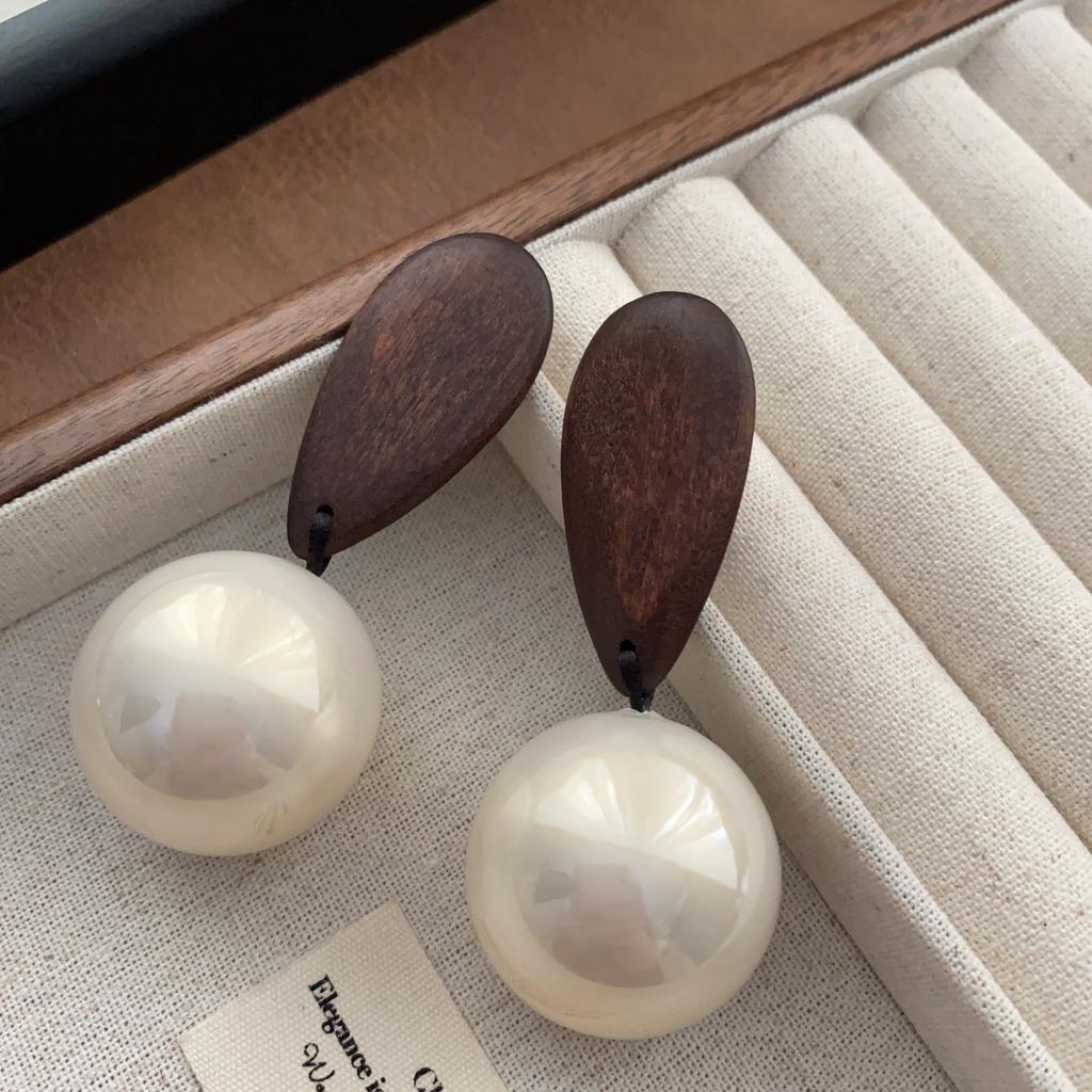 Round and simple pearl wood water drop earrings, earrings, elegant and exquisite light luxury atmosphere, niche fashion earrings