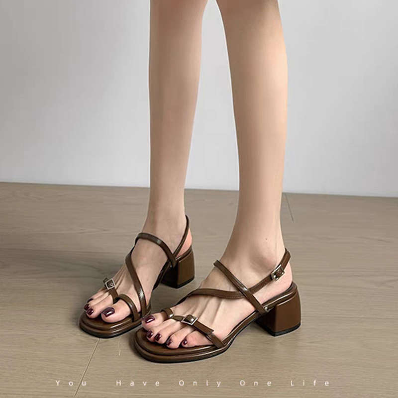 

Красивые с юбкой шлепанцы на одном слове женская летняя обувь высококлассные 2025 новые туфли на толстом высоком каблуке темпераментные крутые шлепанцы 40 коричневый