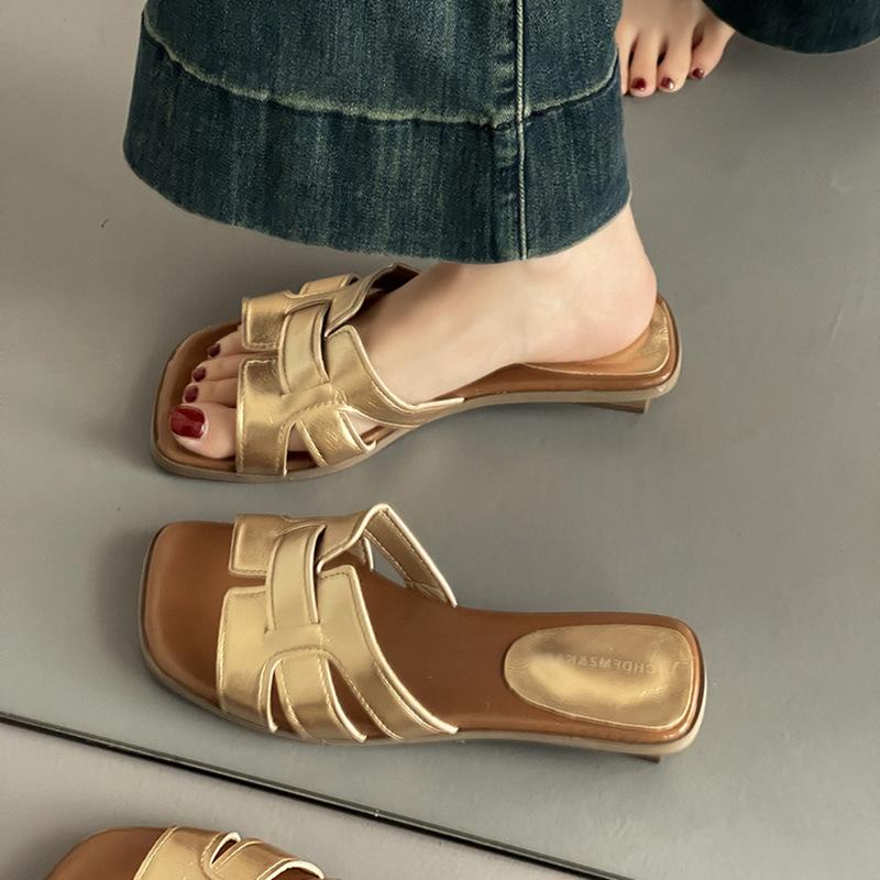 French retro temperament flat bottom one-word open-toe slippers women's 2025 spring and summer new versatile casual cool slippers