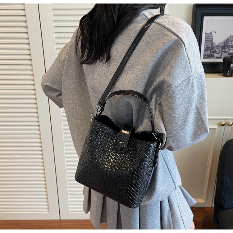 New Woven Bucket Bag, Large-capacity Fashionable Weaving, Simple Contrasting Color, Shoulder Bag, Messenger Bag.