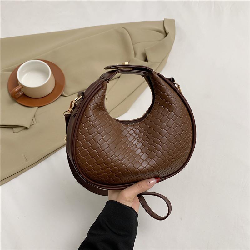 Vintage Fashion Handbag 2023 Winter New Crocodile Pattern Solid Color Casual Shoulder Crescent Bag Trendy Street Style Black Green Coffee Red White