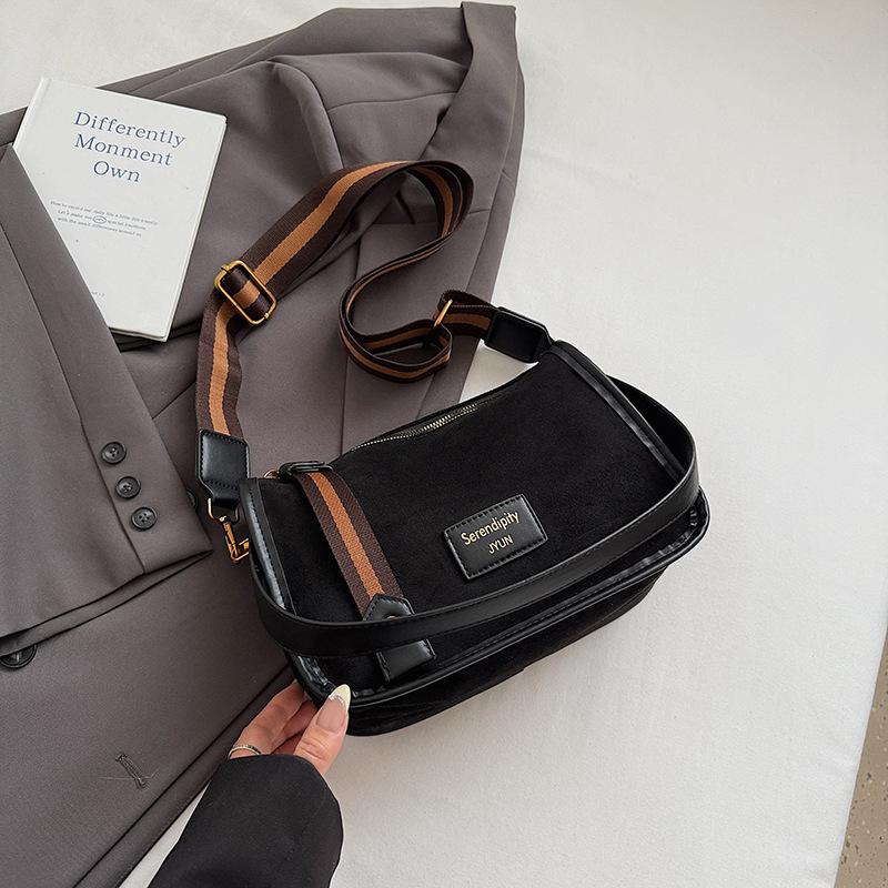 

Bags Boston women s 2025 new high-value stick shoulder bags are popular this year, broadband oblique span small pillow bags чёрный