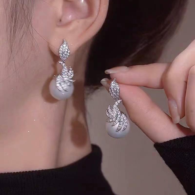 Orecchini alla moda con frange, lussuosi e sofisticati, dal fascino elegante. Lunghi Orecchini di Perle per uno Stile Versatile e Raffinato.
