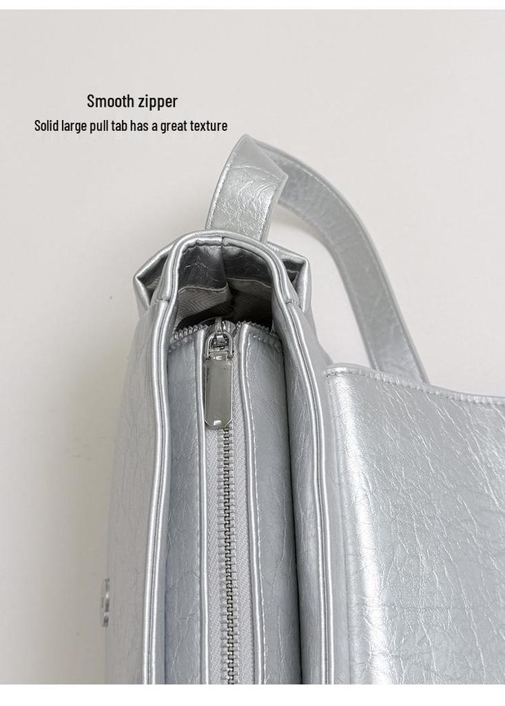 Korean Style Rivet Tote Shoulder Bag: Large Capacity, Versatile, High-End Motorcycle Bag for Women