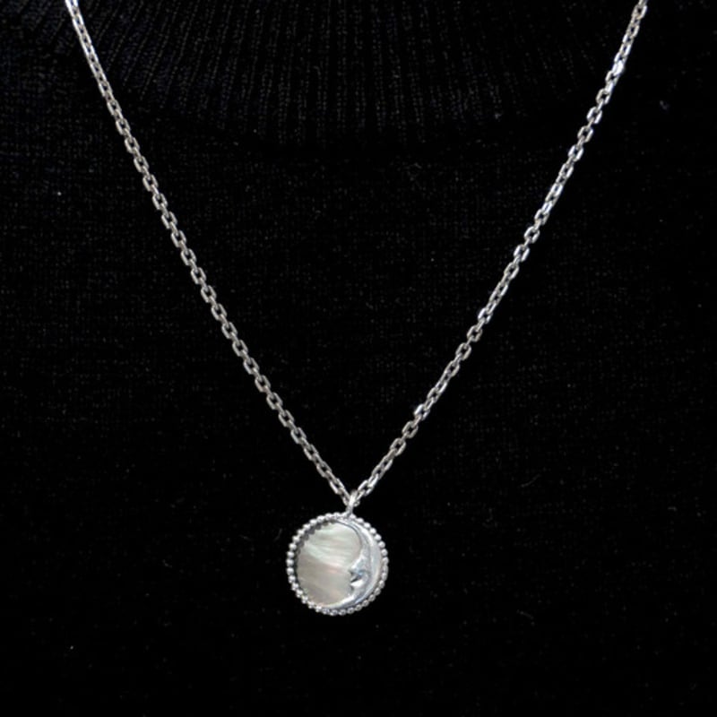 HARANG HR 32N_Mother of Pearl Moon Carved Necklace