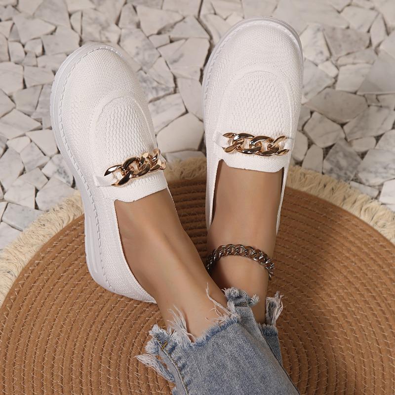 A Woman In Breathable Single-shoe Shoes and Round-toed Shallow Sneakers