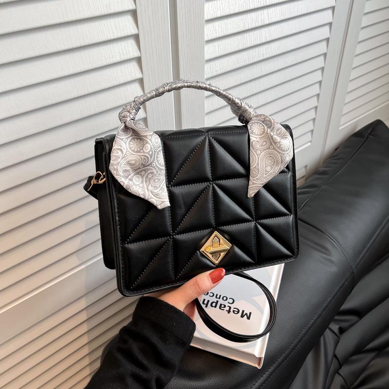 2025 Spring and Summer New Shoulder Crossbody Portable Women's Bag Fashion Korean Version Silk Scarf Diamond Chain Box Bag Women's Tide