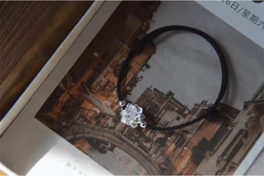 Элегантный Ретро Браслет с Бусинами-Лотосами Минималистичный Дизайн Сплав Черная Нить Стиль Black Lotus Bracelet