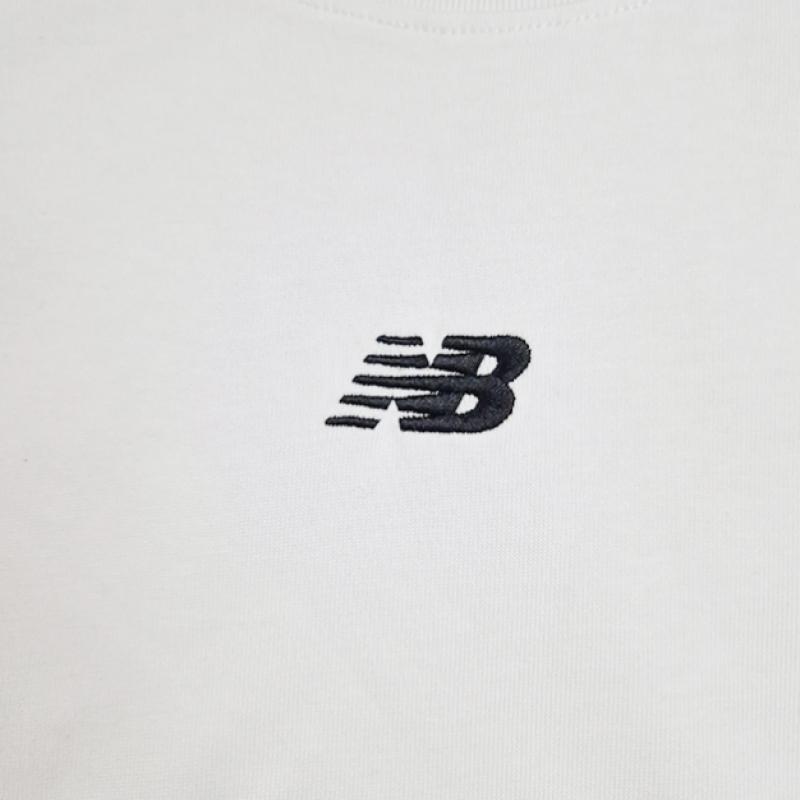 New Balance Camiseta extragrande con el logotipo de Essential Center Nb