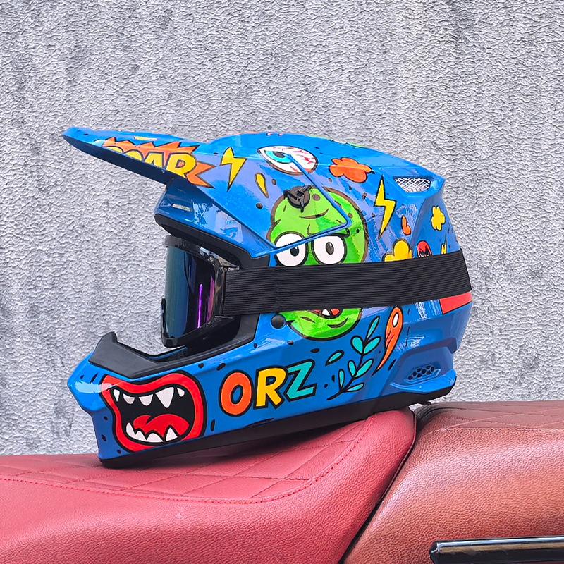 Send three red and blue downhill helmets off-road mountain bike riding safety helmets men's and women's cycling forest helmets