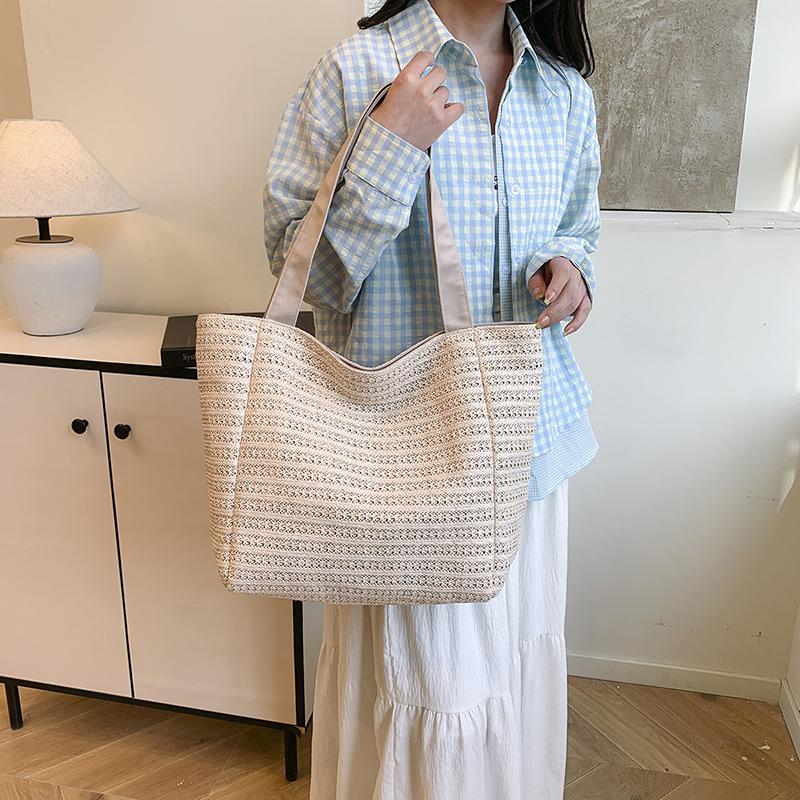 Large Capacity Straw Bag Women's Seaside Vacation Tote Bag for Commuting Shoulder Tote Bag