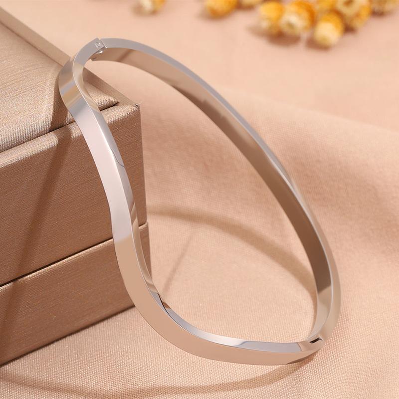 Hot-selling titanium steel bracelet, girls' high-end sense of fashion, popular light luxury in Europe and the United States, Gypsy star love diamond