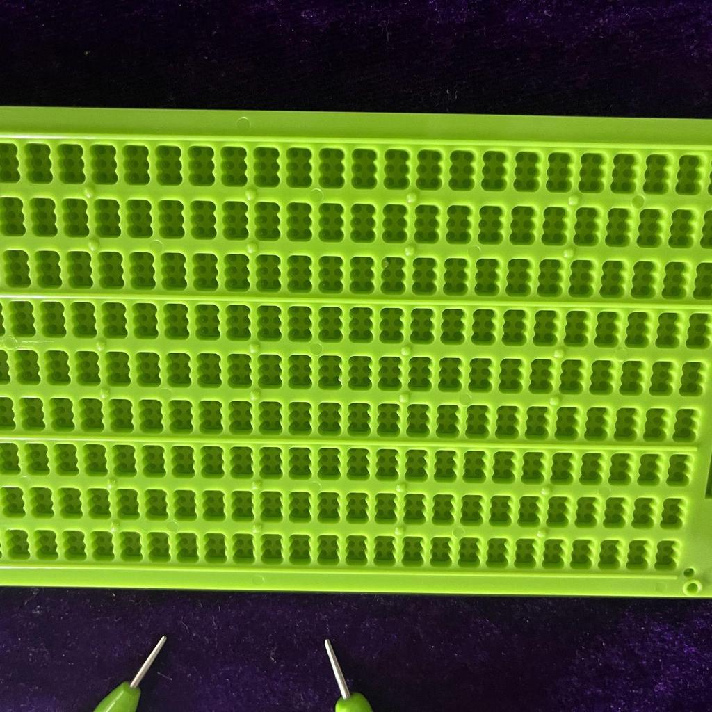 Zelená braillská psací tabulka se stylusem, 9 řádků x 30 buněk