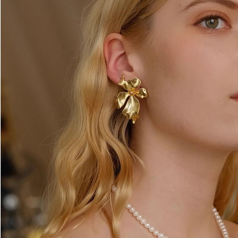 Niche Retro French High-end Temperament Metal Flower Simple Earrings Earrings Women
