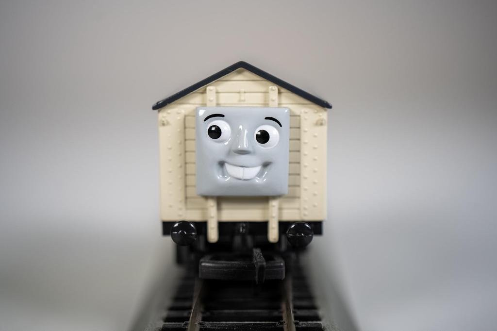 Bachmann HO Gauge Thomas the Tank Engine Naughty Covered Freight Car 28-77015 Model Train Freight Car