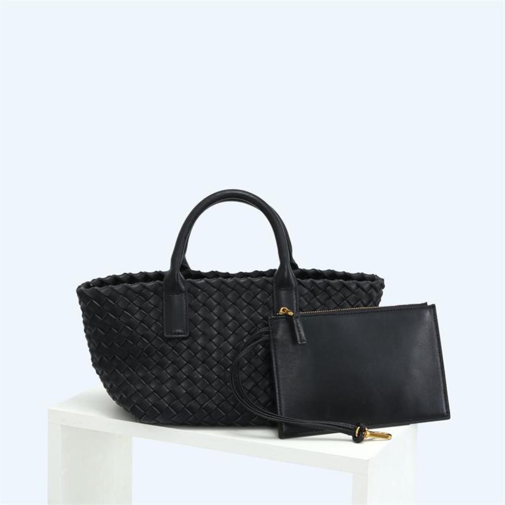 Fashion new lambskin hand-woven handbag wholesale casual versatile vegetable basket genuine leather women's bag messenger bag