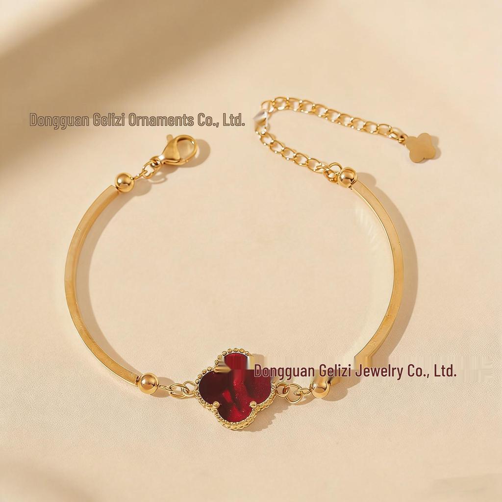 Gold Four-Leaf Clover Bracelet: Elegant, Colorfast & Stylish