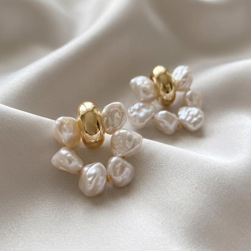 South Korea's new super fairy temperament pearl stud earrings women's light luxury small high-end sense metal stud earrings Internet celebrity ear