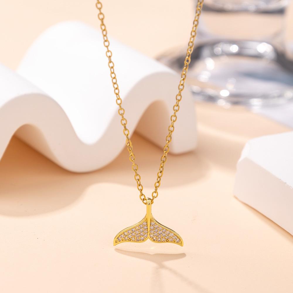 Women's Retro Light Luxury Pendant Necklace - Sweet & Cool Clavicle Chain, Non-fading, Fashionable & Exquisite Design