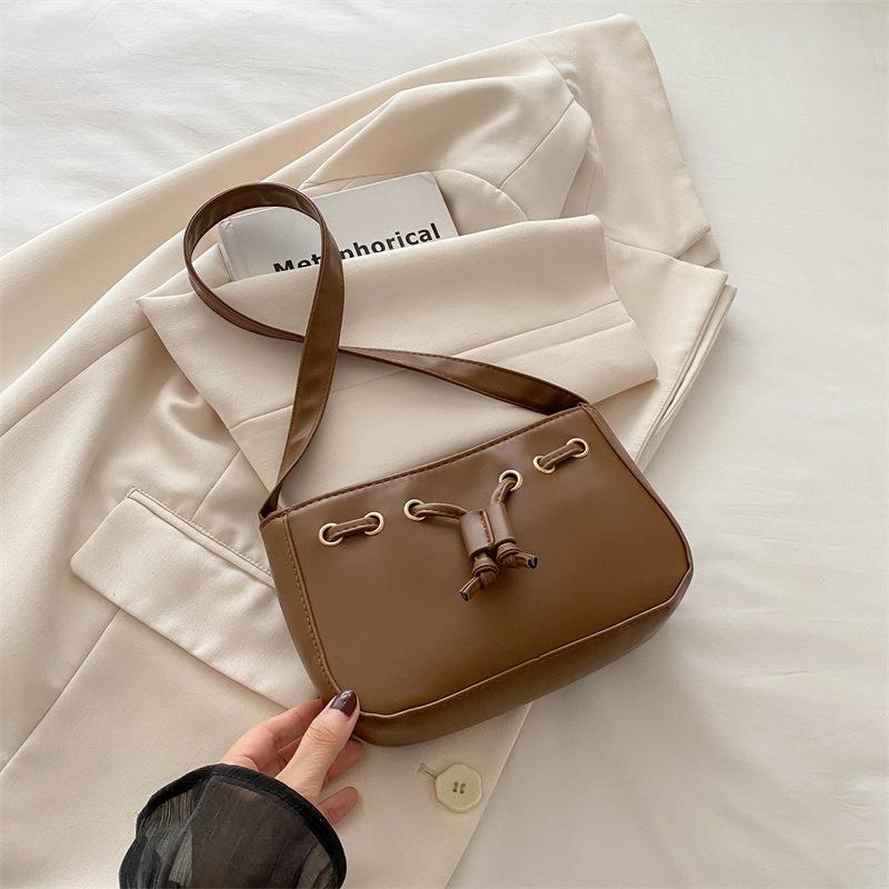 

Літня нова проста сумка через плече, жіноча проста модна маленька квадратна сумка 2024 року коричневий