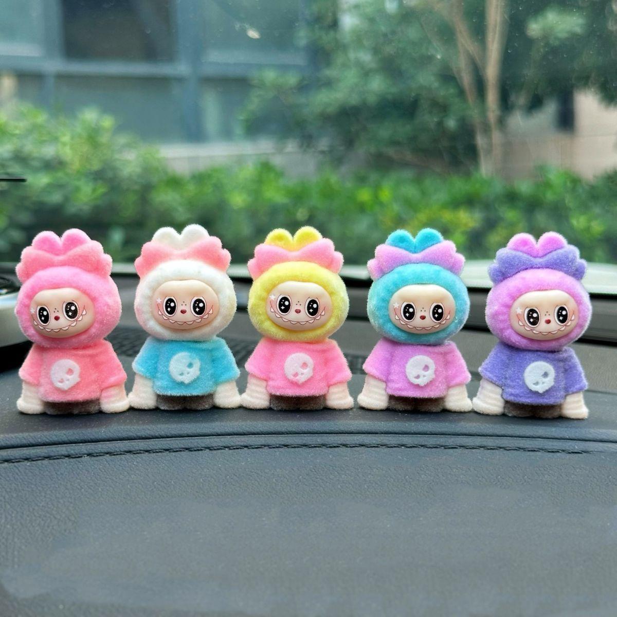 

Плюшевая игрушка Лабу Машина Милая 2025 Новая модель Декоративное украшение на центральную консоль New Labu Fabric 5pcs разноцветный