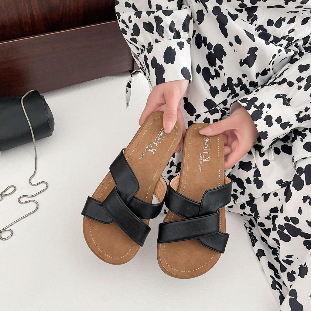 Shit wear sandals design women's seaside beach shoes step on the run-off niche summer soft-soled slippers new women's shoes