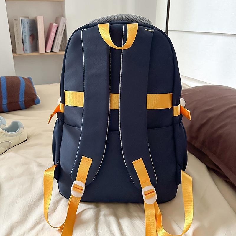 The new schoolbag is high-value, fresh and sweet, and a lightweight and large-capacity backpack for junior high school students.