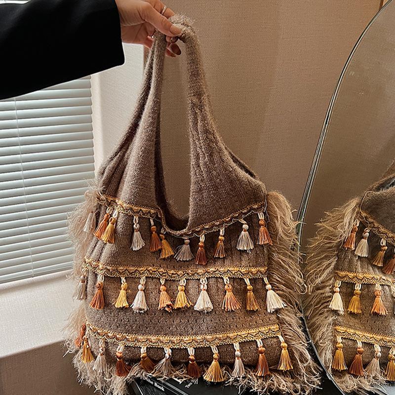Large Capacity Fashion Ethnic Style Fringed Leisure Bag 2025 Autumn New Single Shoulder High Value Fashionable Simple Tote Bag