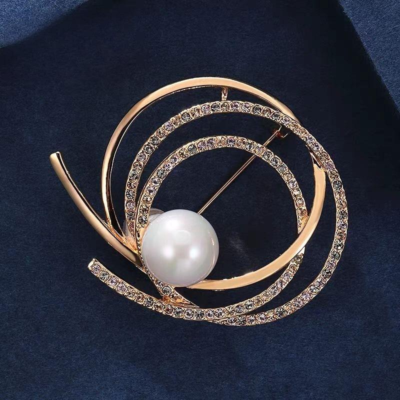 Personlig sirkulær brosje besatt med diamanter, High-end feminin sjarm, Luksuriøs perlebrosje, og Nisjedesignfølelse-brosje